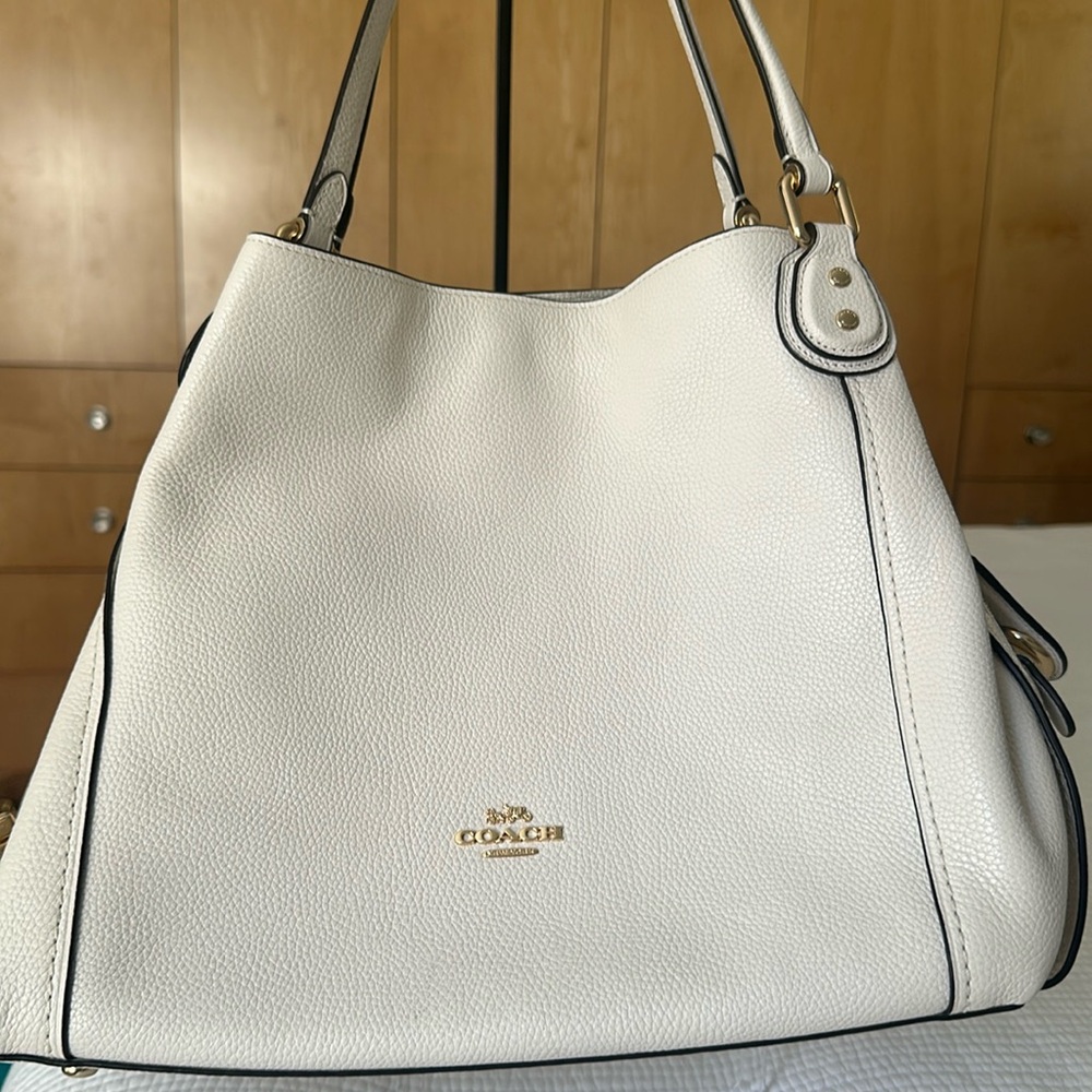 Beautiful Coach bag, has a small scratch in the front and back, see fotos.